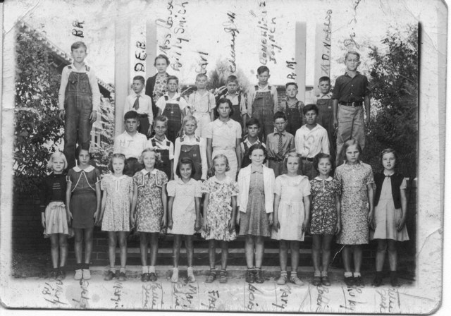 School classmates, with handwritten identifications on the photograph.